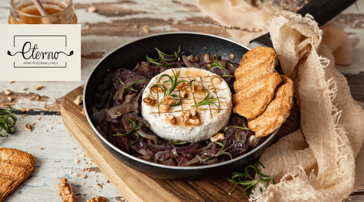 Camembert z karmelizowaną cebulą