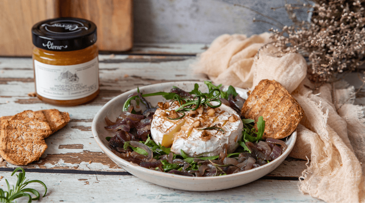 Camembert z karmelizowaną cebulą