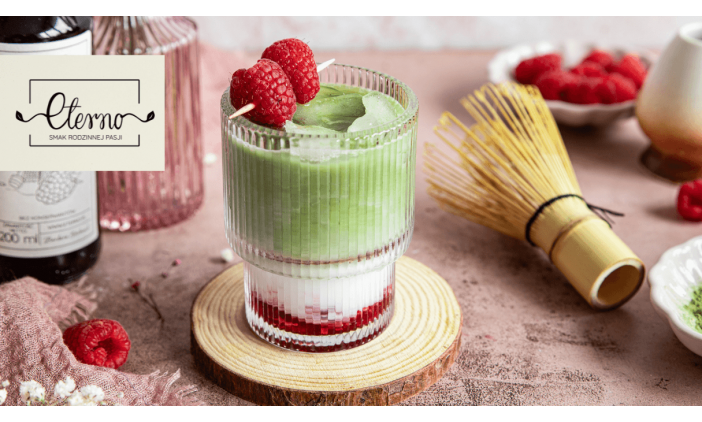 Matcha z malinami i syropem