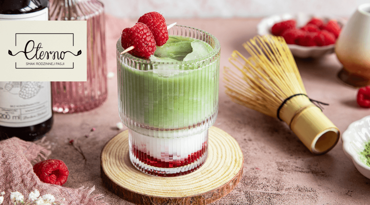 Matcha z malinami i syropem