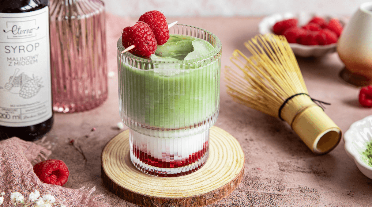 Matcha z malinami i syropem