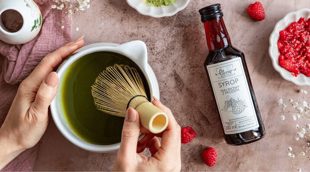 Matcha z malinami i syropem
