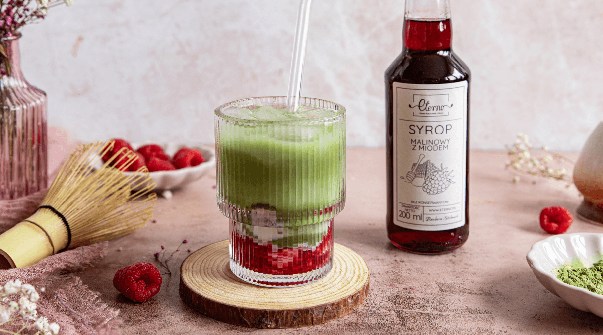 Matcha z malinami i syropem