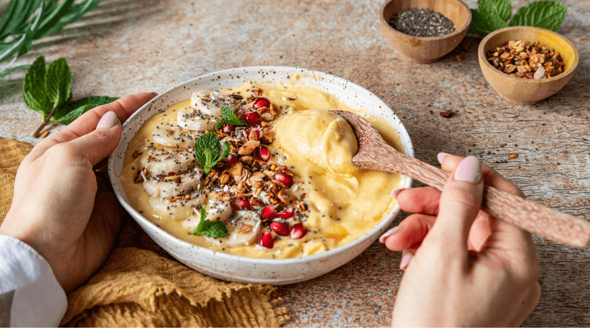 Mango smoothie bowl 