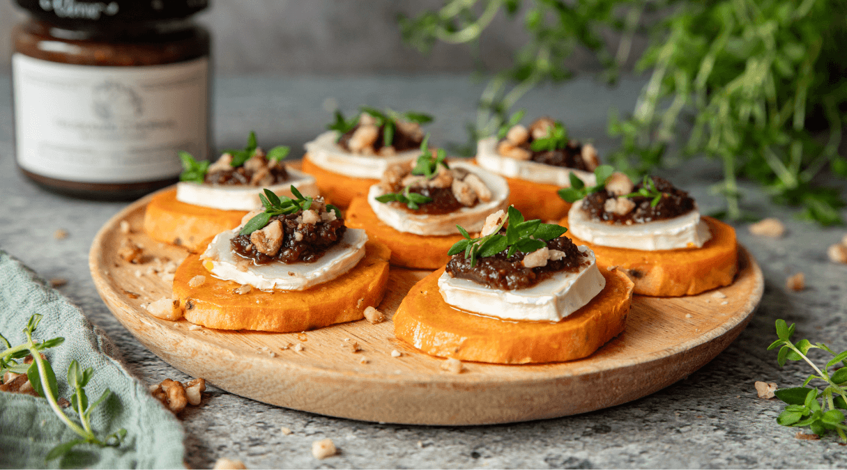 Finger food - bataty z kozim serem i konfiturą