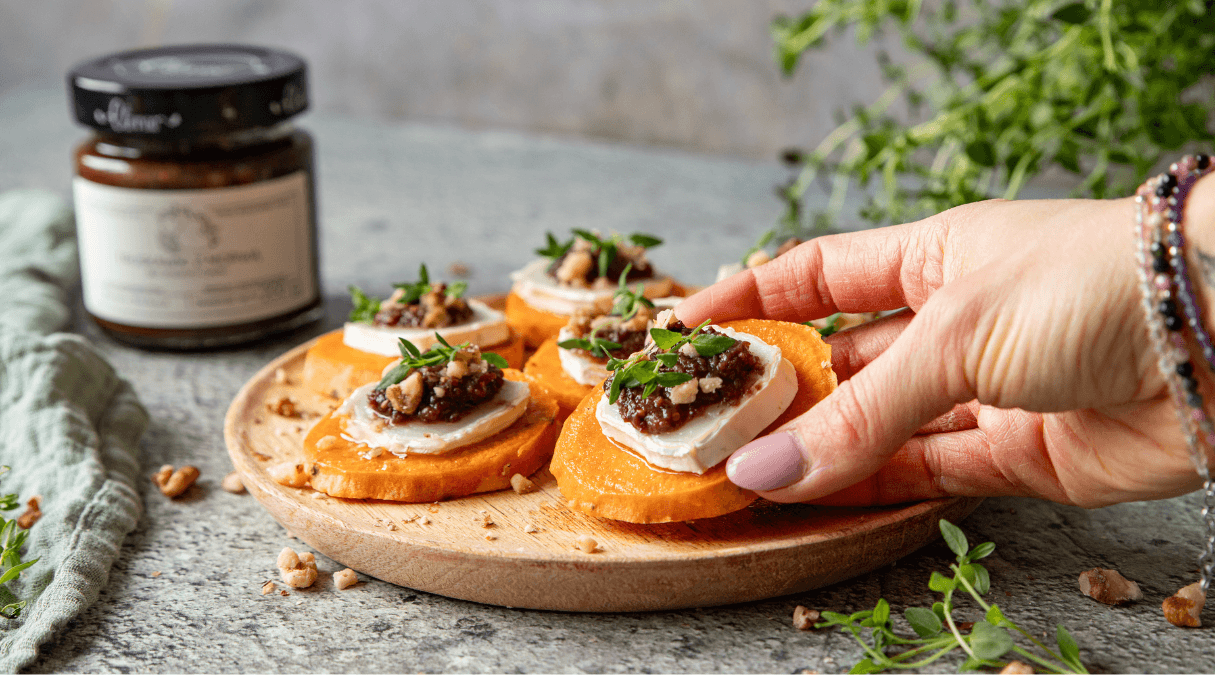 Finger food - bataty z kozim serem i konfiturą