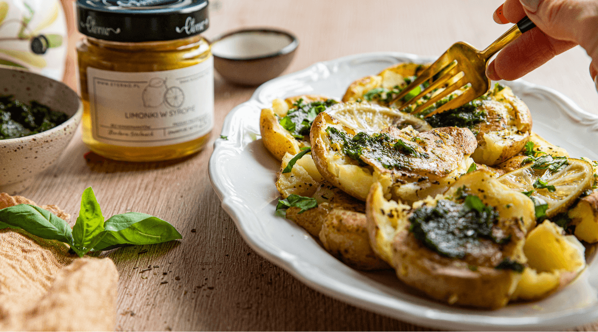 Smashed potatoes z ziołowym pesto
