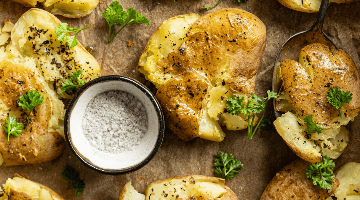 Smashed potatoes z ziołowym pesto