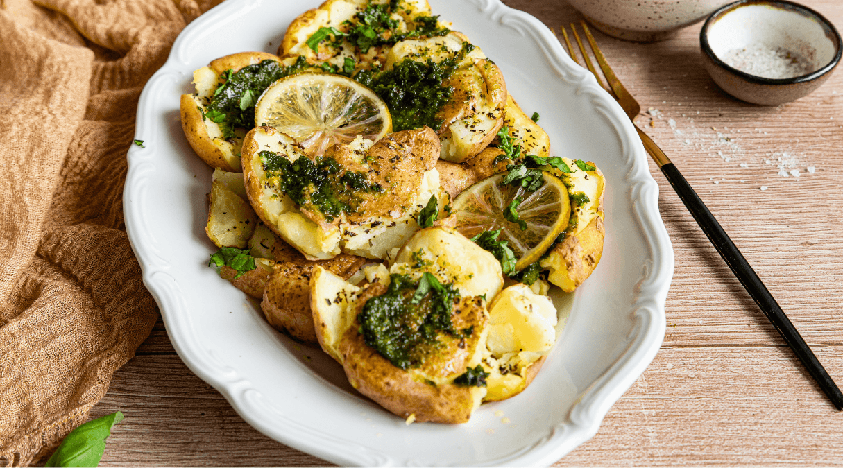 Smashed potatoes z ziołowym pesto