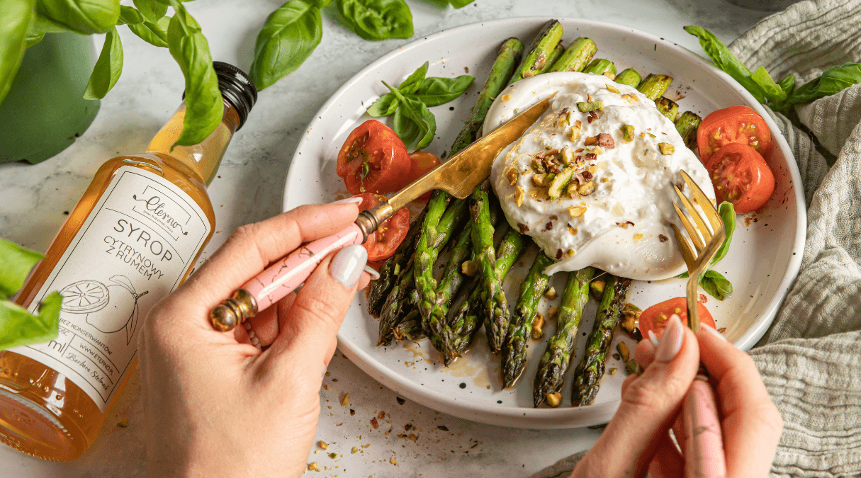 Szparagi z burratą, pomidorkami i syropem cytrynowym