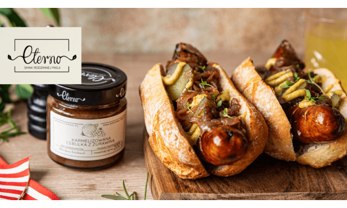Hot dogi z grillowaną kiełbasą i karmelizowaną cebulką