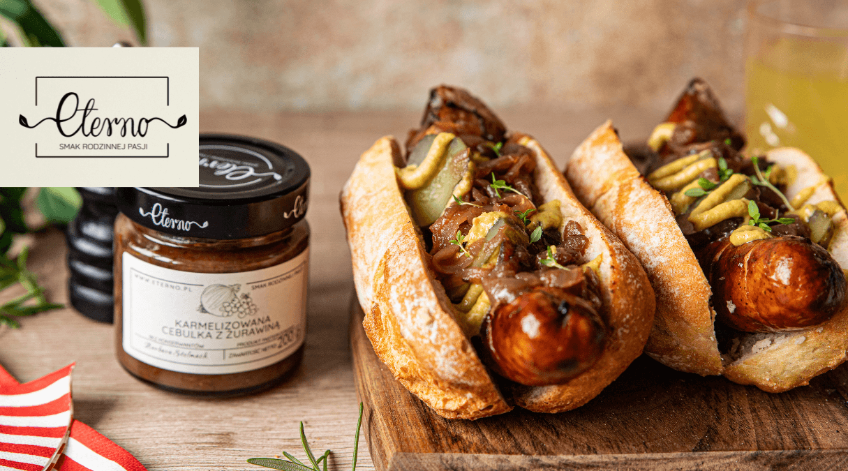 Hot dogi z grillowaną kiełbasą i karmelizowaną cebulką