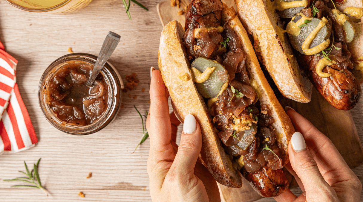 Hot dogi z grillowaną kiełbasą i karmelizowaną cebulką