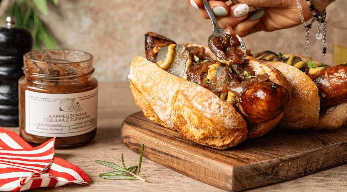 Hot dogi z grillowaną kiełbasą i karmelizowaną cebulką