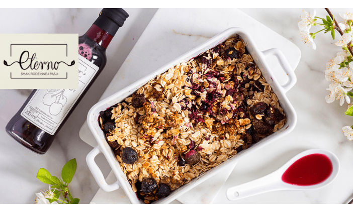 Granola z owocami i syropem wiśniowym