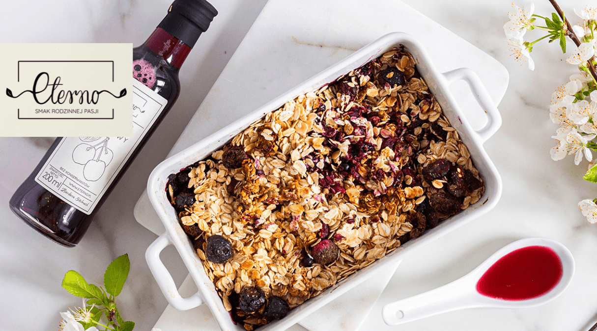 Granola z owocami i syropem wiśniowym