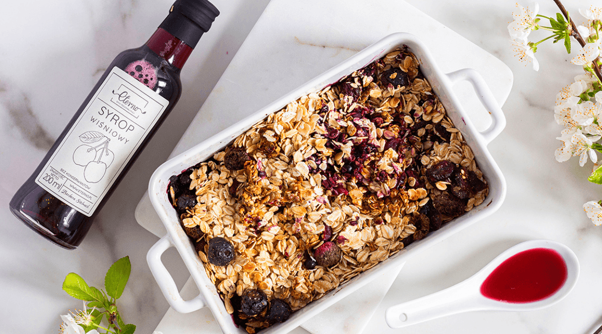 Granola z owocami i syropem wiśniowym