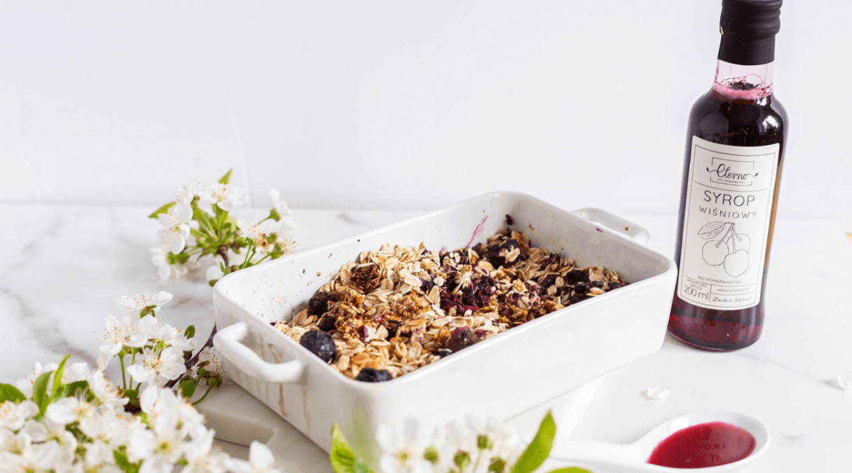 Granola z owocami i syropem wiśniowym