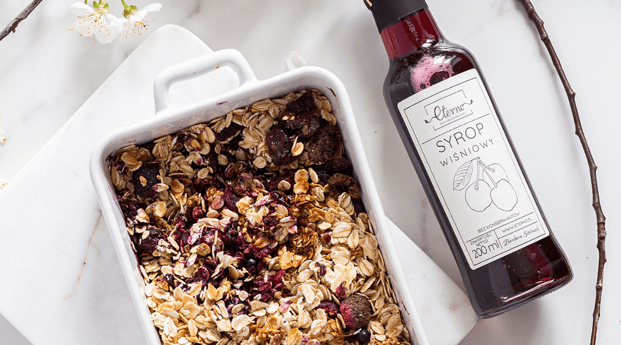 Granola z owocami i syropem wiśniowym