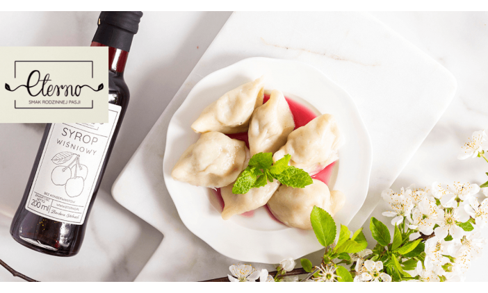 Pierogi z serem i syropem wiśniowym