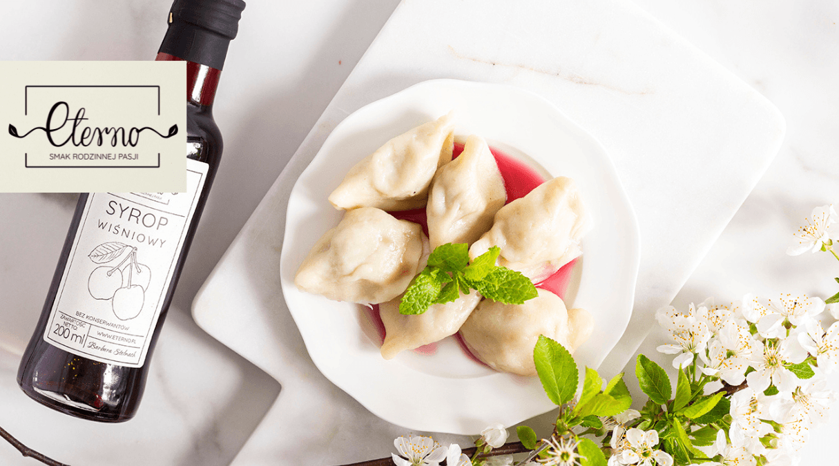 Pierogi z serem i syropem wiśniowym