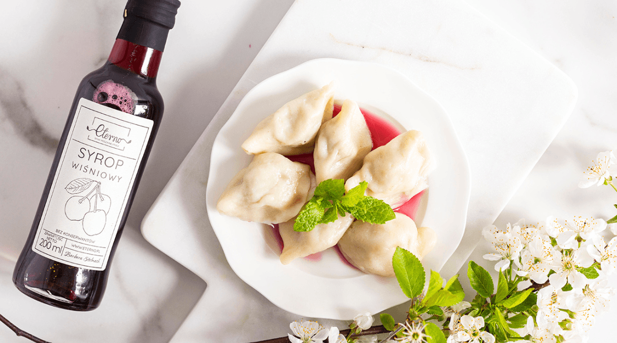 Pierogi z serem i syropem wiśniowym