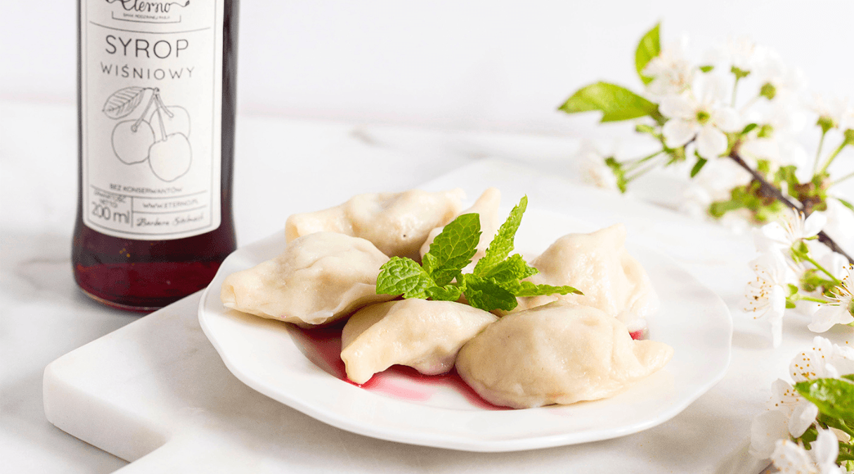 Pierogi z serem i syropem wiśniowym