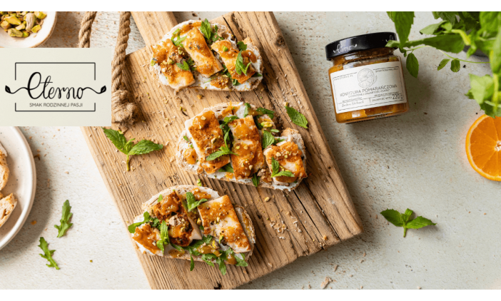 Grzanki z halloumi, konfiturą i pistacjami