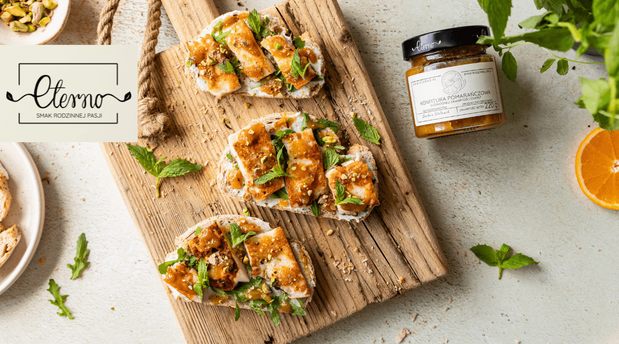 Grzanki z halloumi, konfiturą i pistacjami