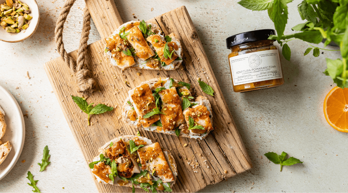 Grzanki z halloumi, konfiturą i pistacjami