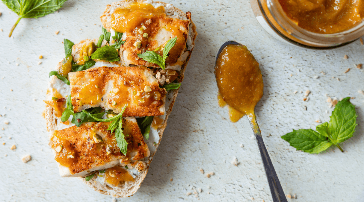 Grzanki z halloumi, konfiturą i pistacjami